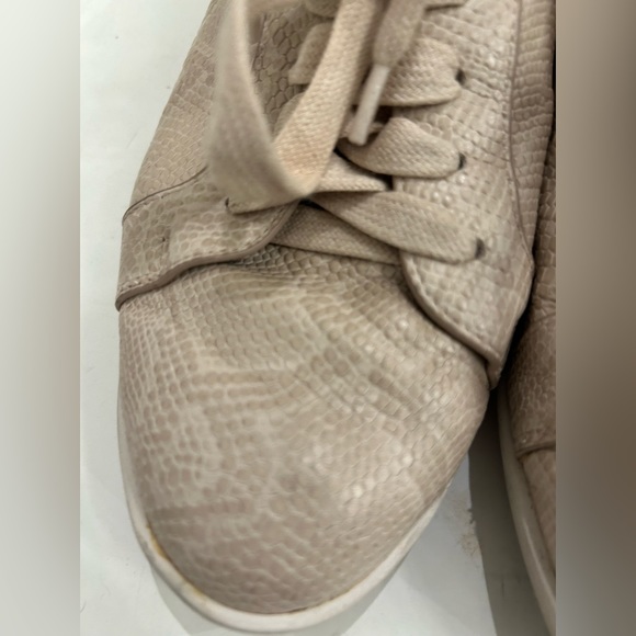GENTLE SOULS by Kenneth Cole 8M Nude Haddie embossed leather comfort sneakers - Picture 6 of 8